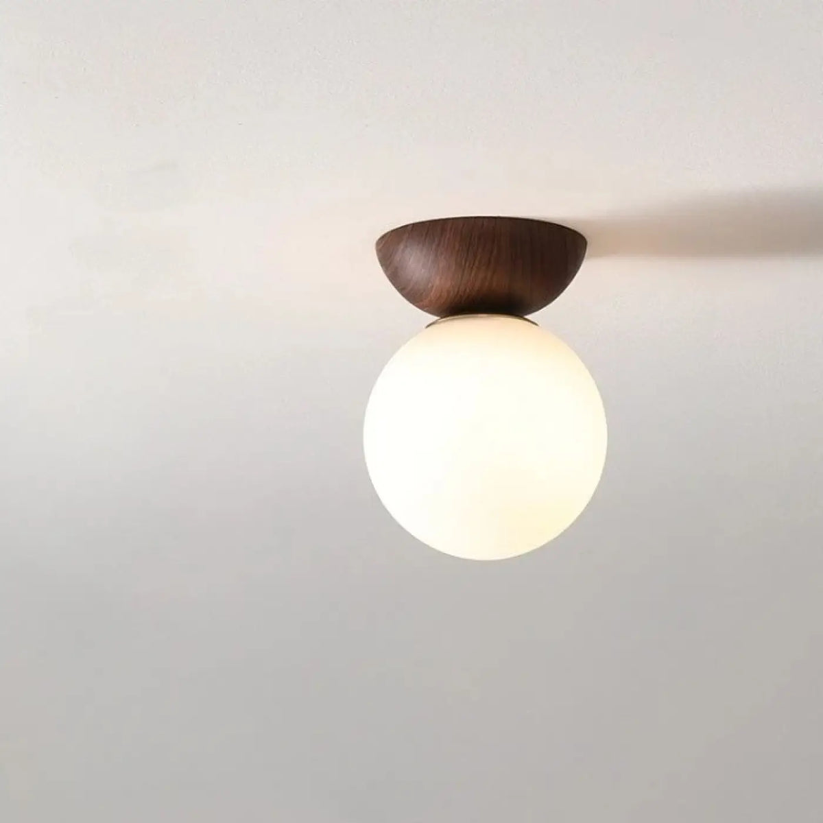 Plafonnier à base en bois et globe en verre opale, marron