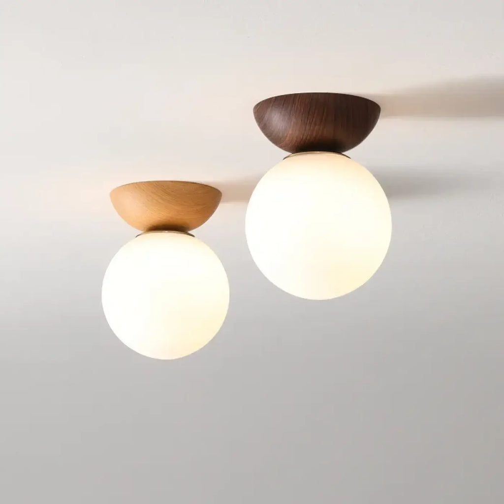 Plafonnier à base en bois et globe en verre opale