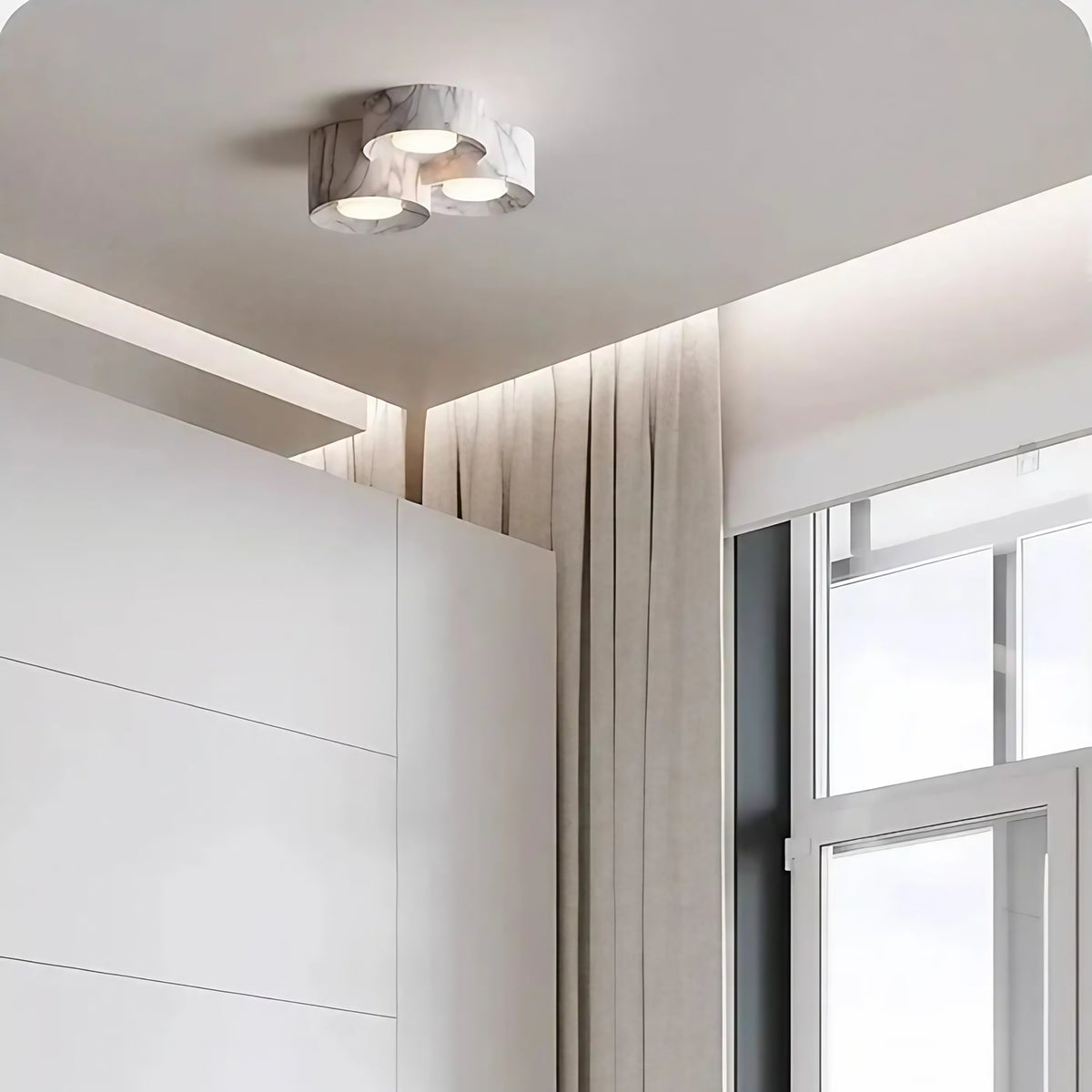 Plafonnier LED compact à trois spots pour couloir, gris