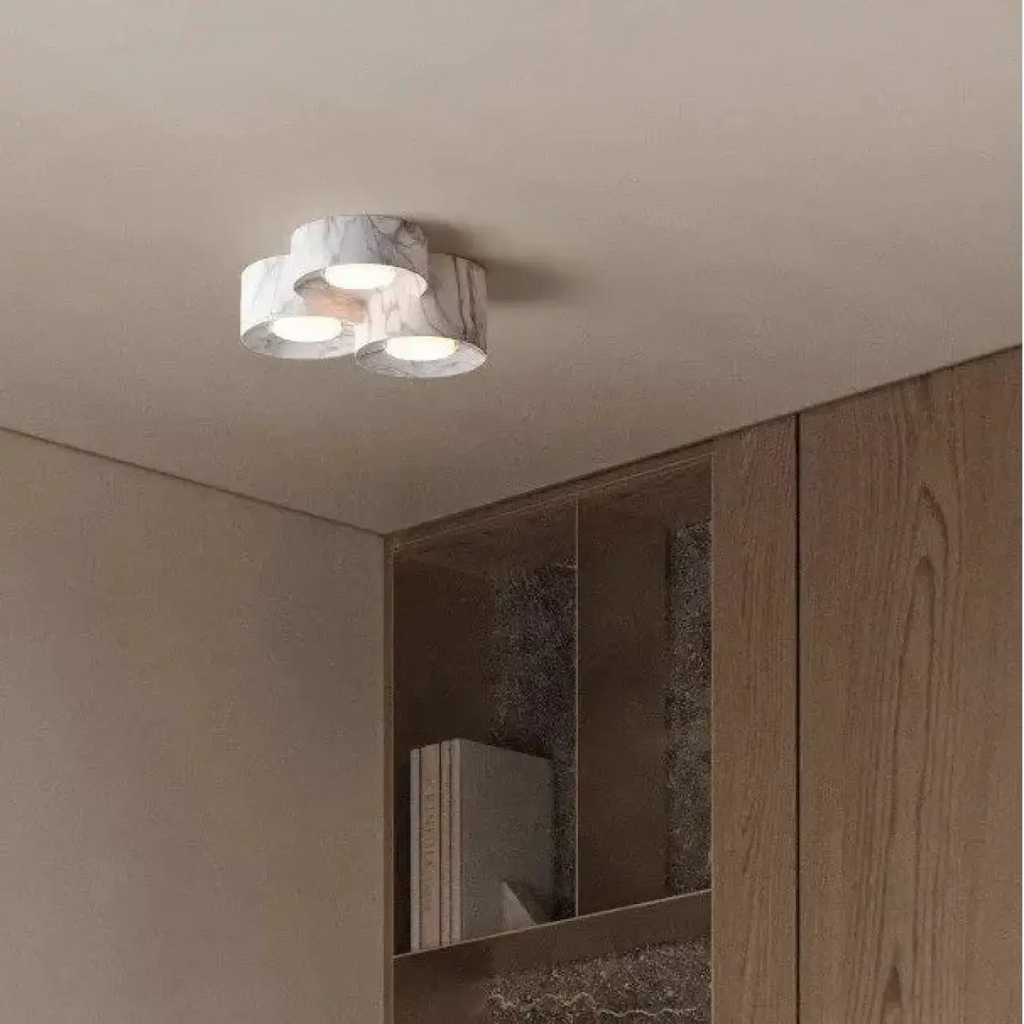Plafonnier LED compact à trois spots pour couloir