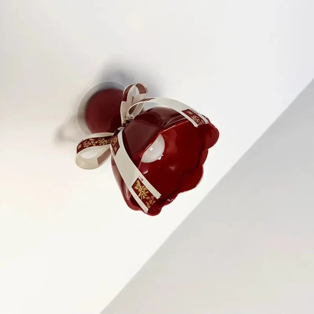 Plafonnier à nœud décoratif rouge et blanc, effet ruban