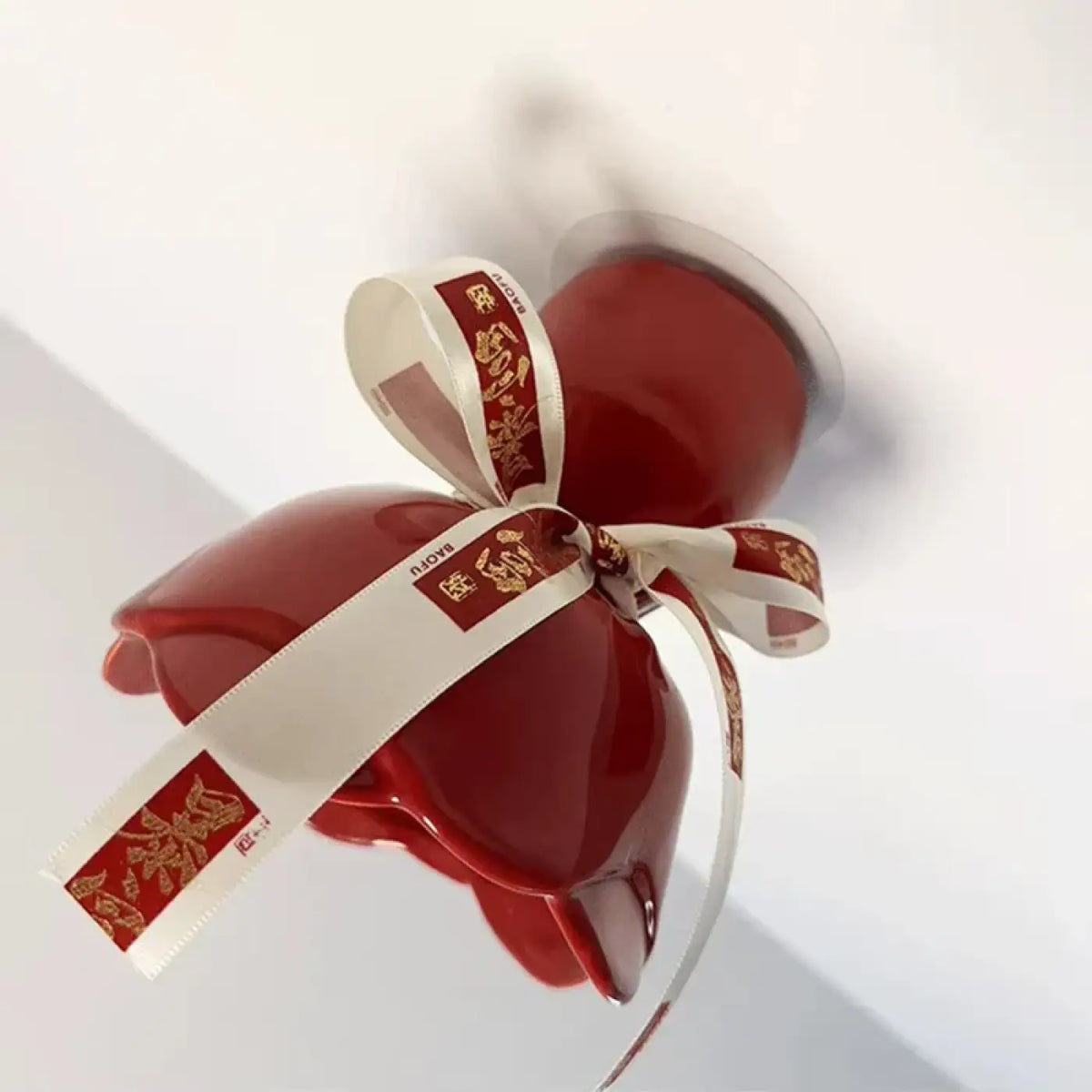 Plafonnier à nœud décoratif rouge et blanc, effet ruban