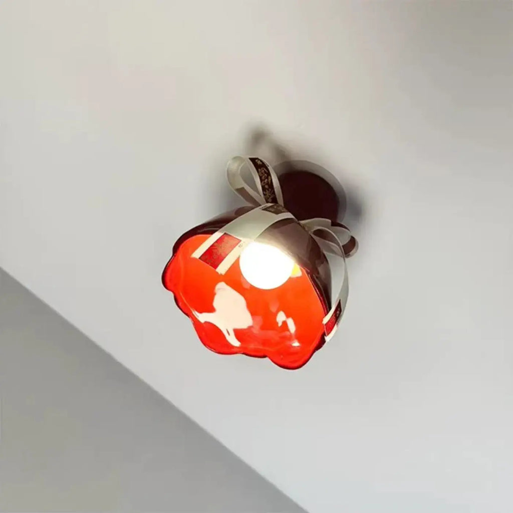 Plafonnier à nœud décoratif rouge et blanc, effet ruban