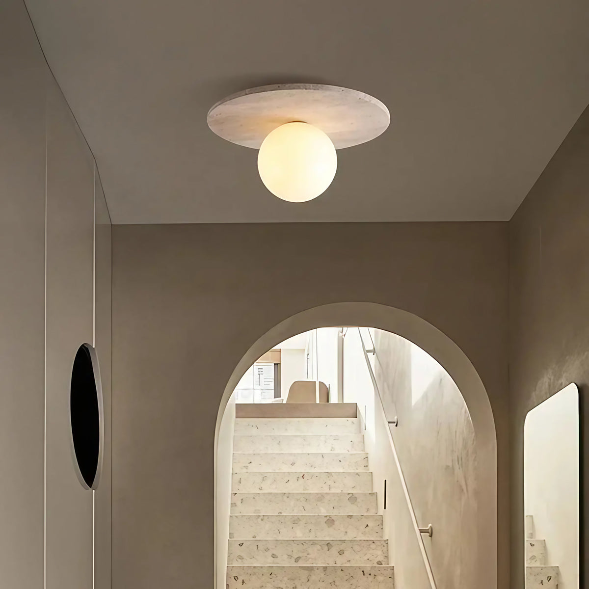 Plafonnier en pierre claire et globe de verre blanc