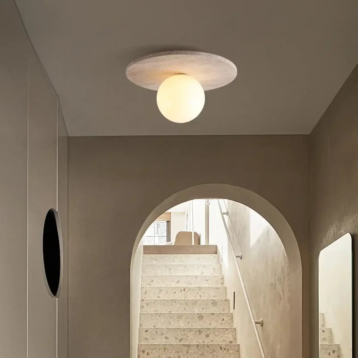 Plafonnier en pierre claire et globe de verre blanc