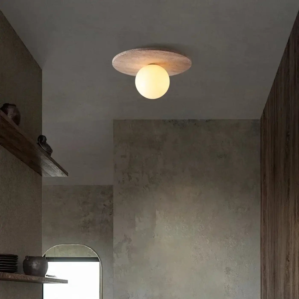 Plafonnier en pierre claire et globe de verre blanc