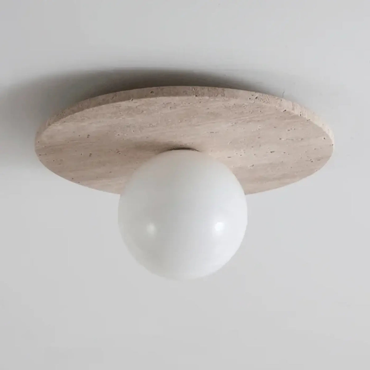 Plafonnier en pierre claire et globe de verre blanc