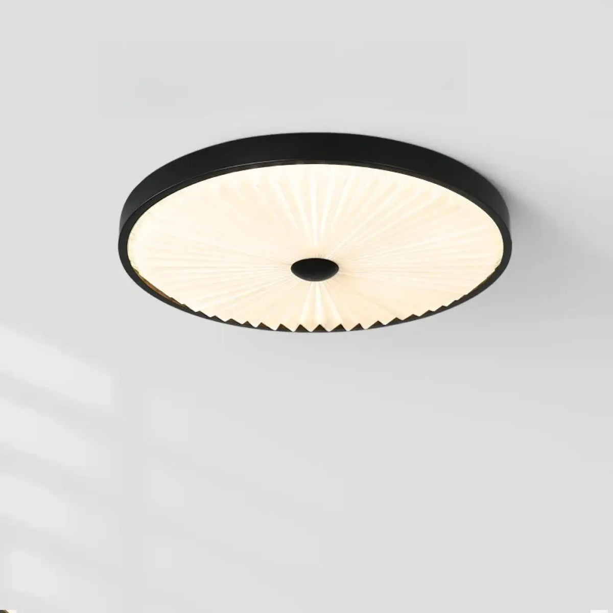 Plafonnier rond à abat-jour plissé et finition bois, marron ou noir, noir
