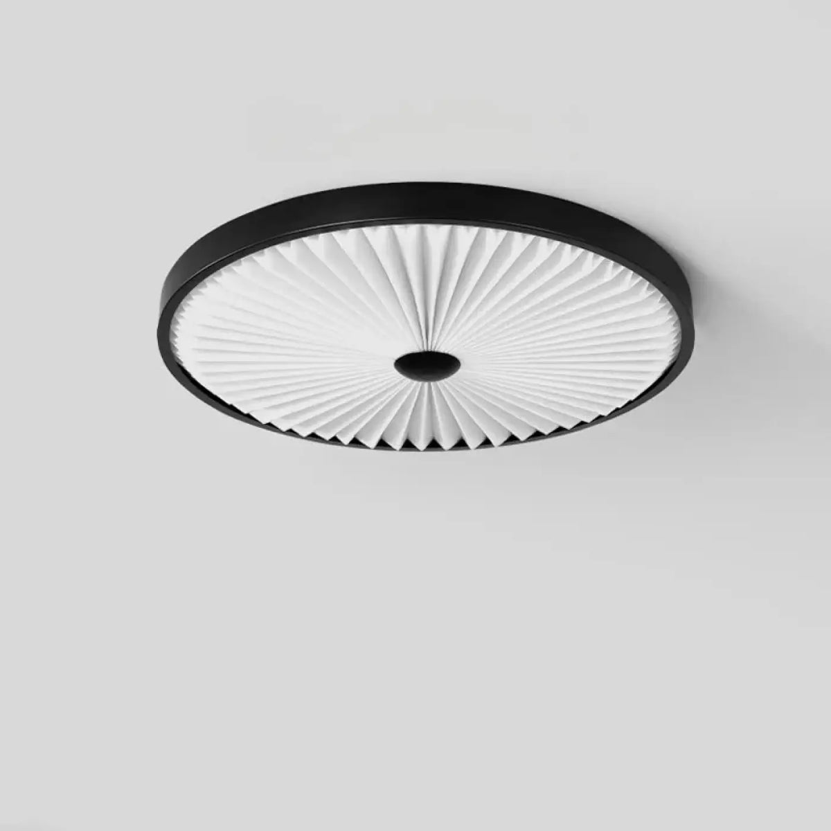 Plafonnier rond à abat-jour plissé et finition bois, marron ou noir