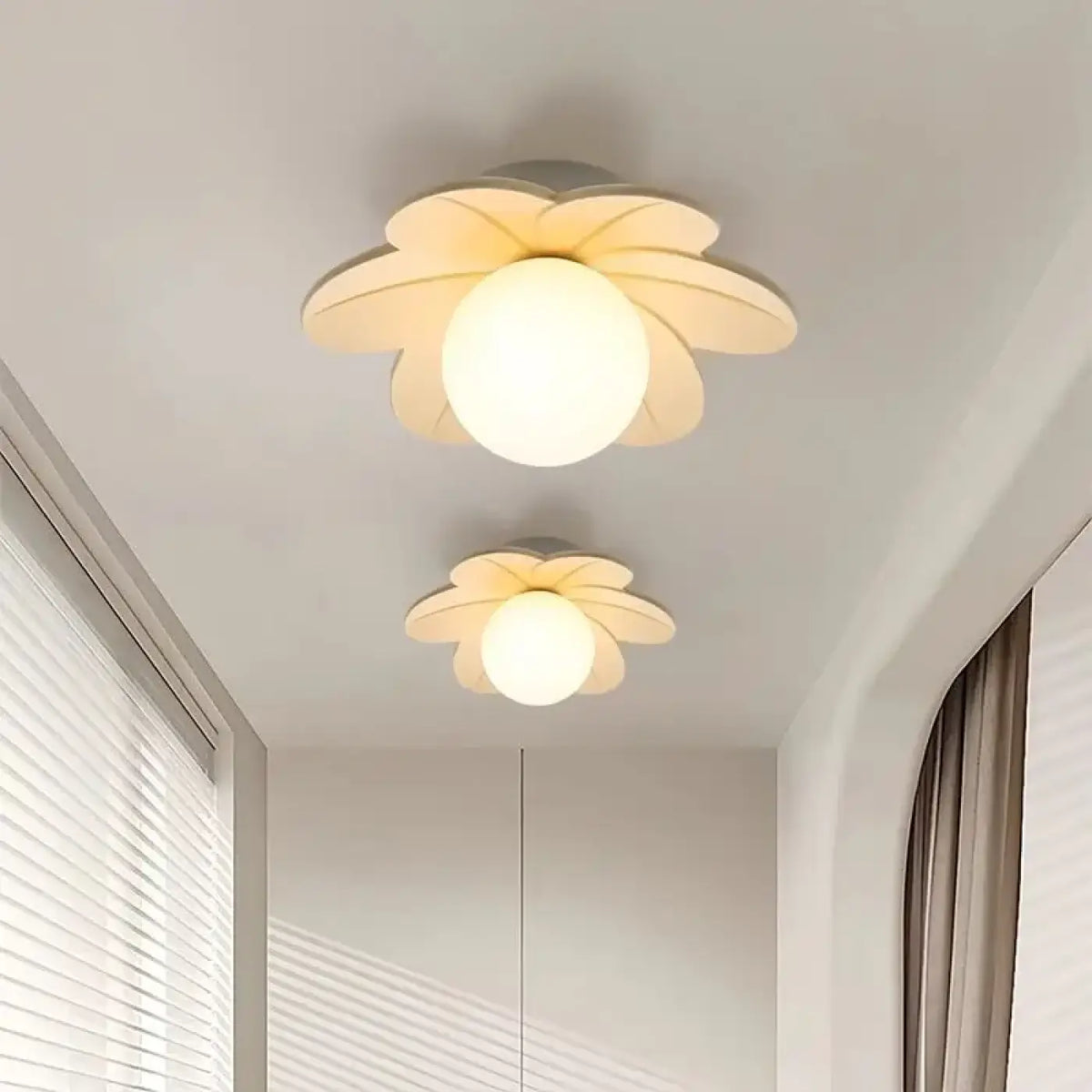 Plafonnier fleur avec globe en verre opalin blanc