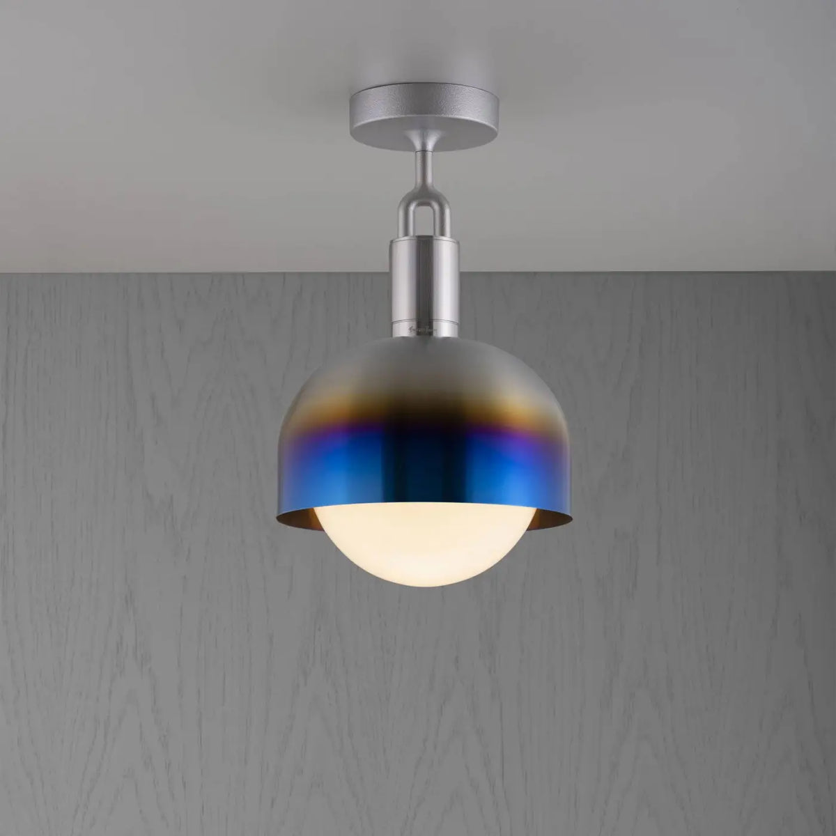 Plafonnier abat-jour demi-sphère en métal et globe en verre, multicolore