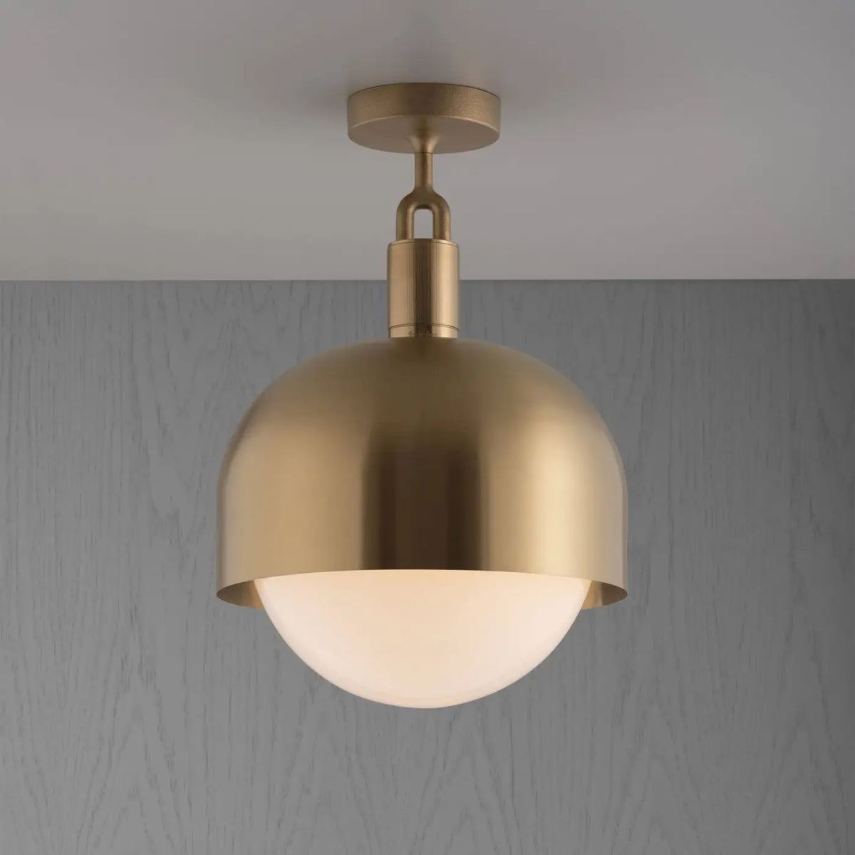 Plafonnier abat-jour demi-sphère en métal et globe en verre, doré