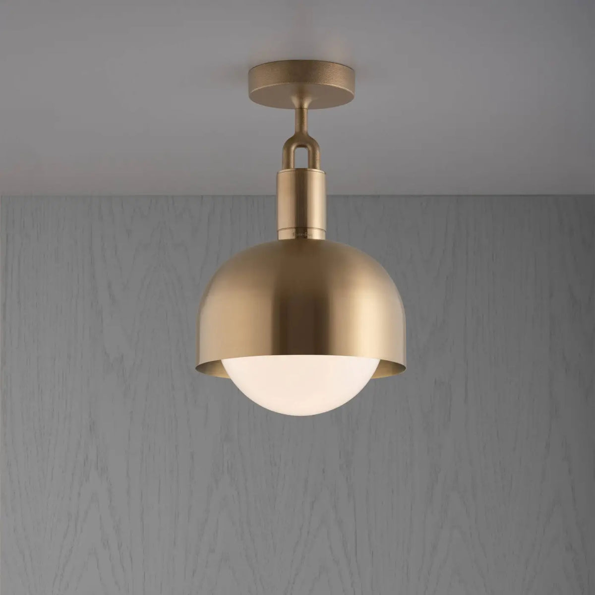 Plafonnier abat-jour demi-sphère en métal et globe en verre, doré