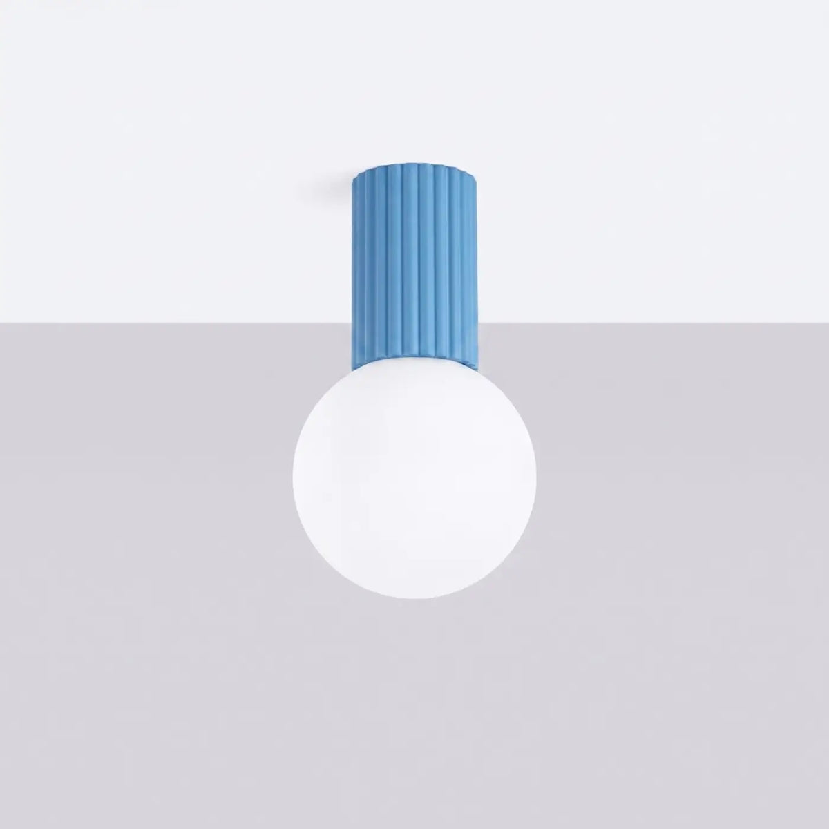 Plafonnier globe en verre givré sur col cannelé, IP44, 16 couleurs, bleu azur