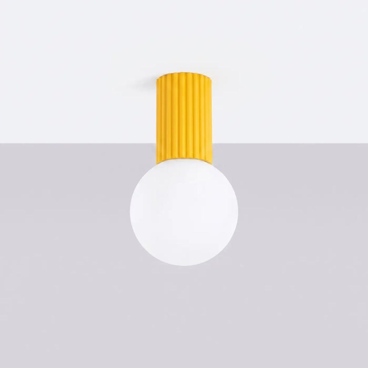 Plafonnier globe en verre givré sur col cannelé, IP44, 16 couleurs, jaune