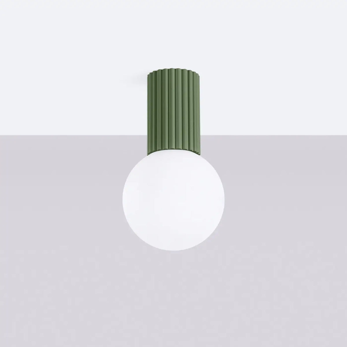 Plafonnier globe en verre givré sur col cannelé, IP44, 16 couleurs, vert olive