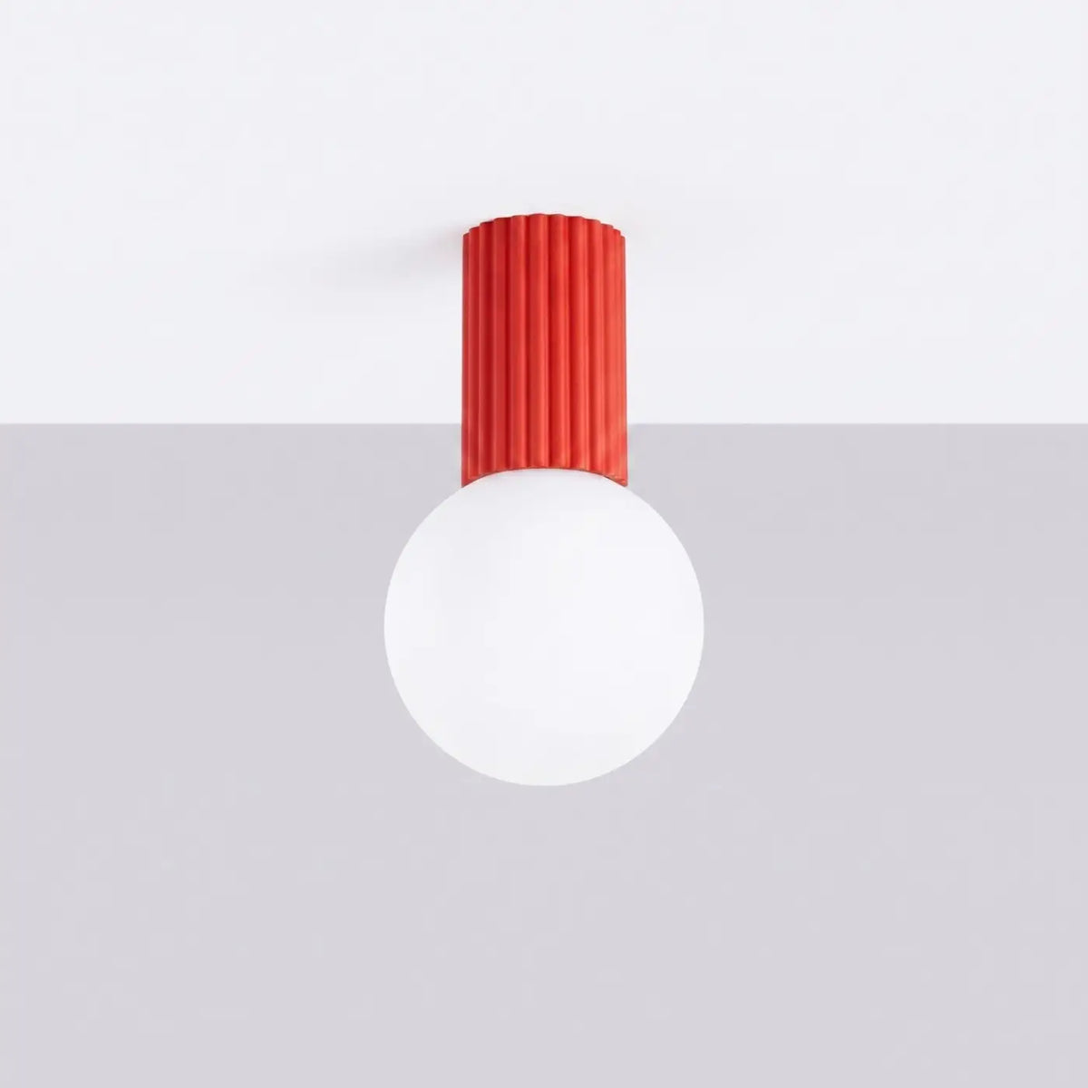 Plafonnier globe en verre givré sur col cannelé, IP44, 16 couleurs, rouge