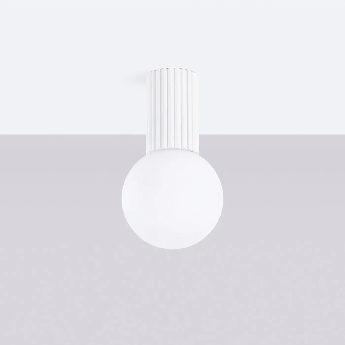 Plafonnier globe en verre givré sur col cannelé, IP44, 16 couleurs, blanc