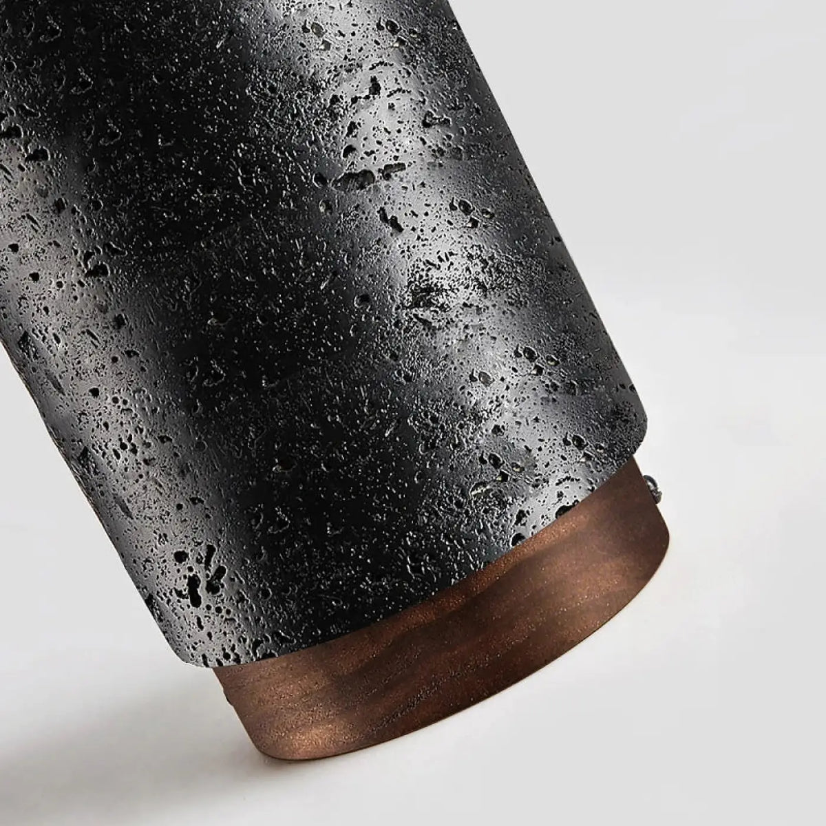 Plafonnier LED noir texturé avec détails en bois