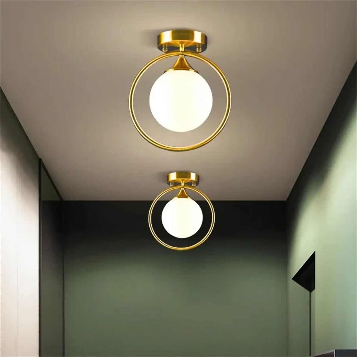 Suspension sphère en verre opalin et métal doré, trois coloris, blanc