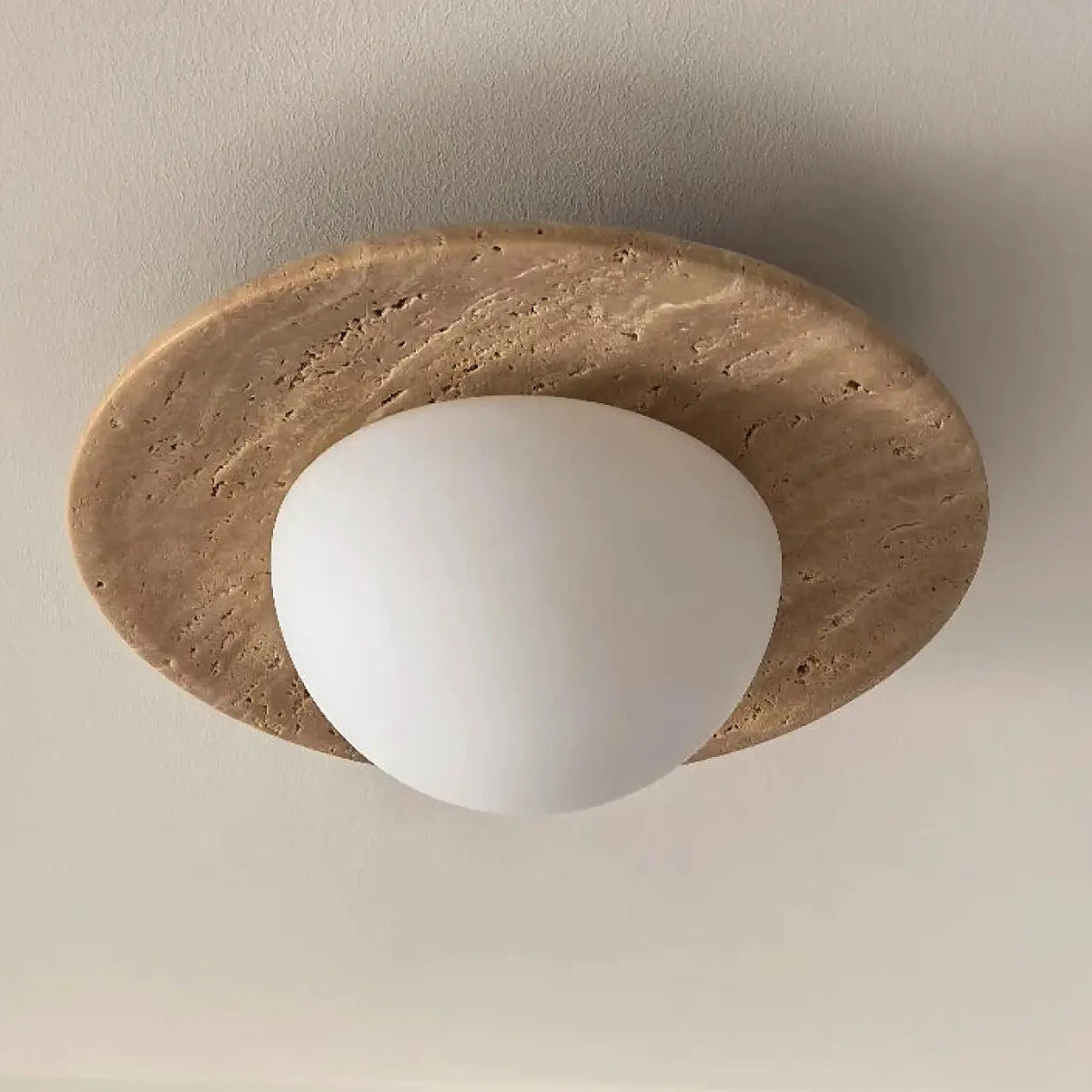 Plafonnier en travertin avec globe en verre, style minimaliste