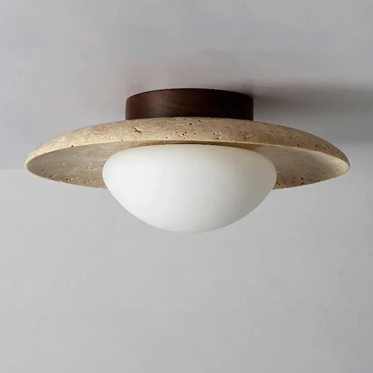 Plafonnier minimaliste aspect travertin et verre dépoli