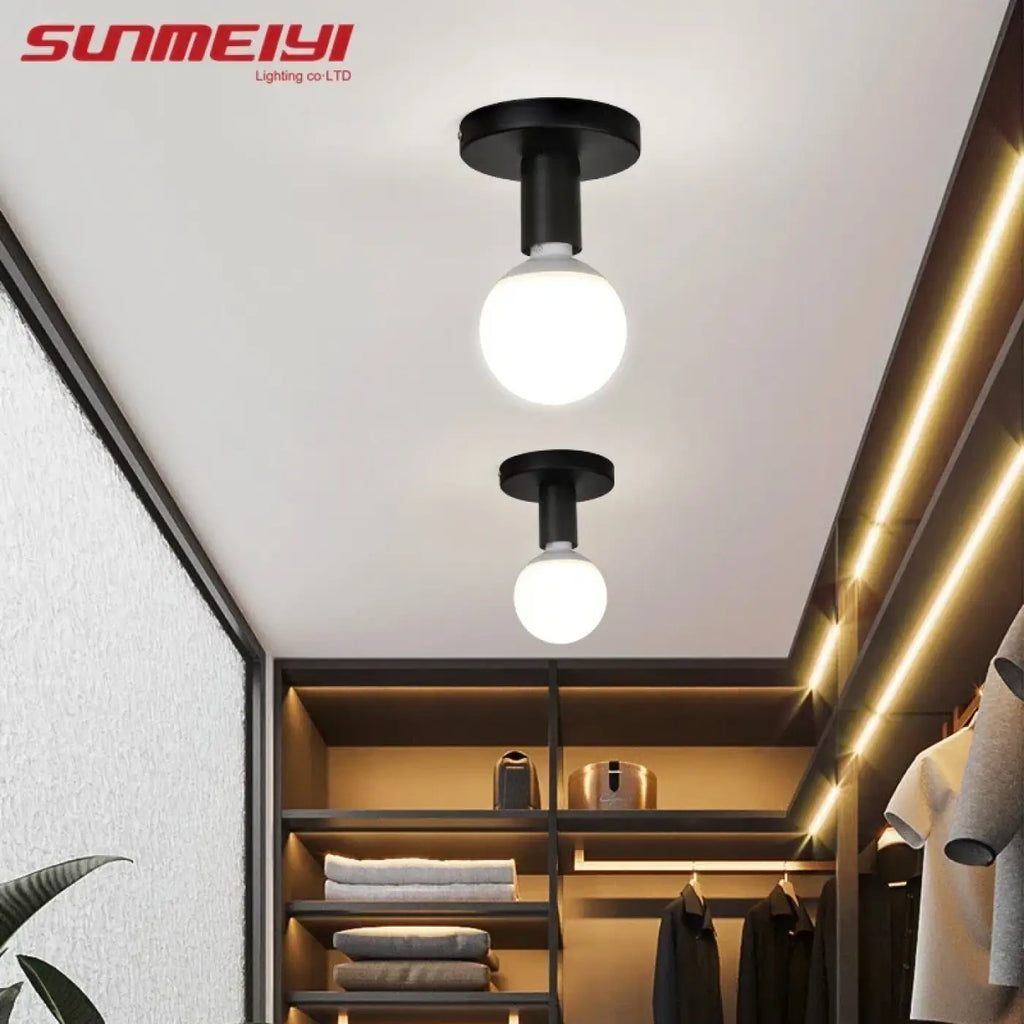 Plafonnier minimaliste noir avec ampoule globe apparente
