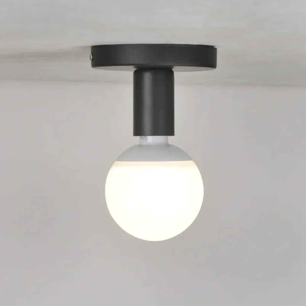 Plafonnier minimaliste noir avec ampoule globe apparente