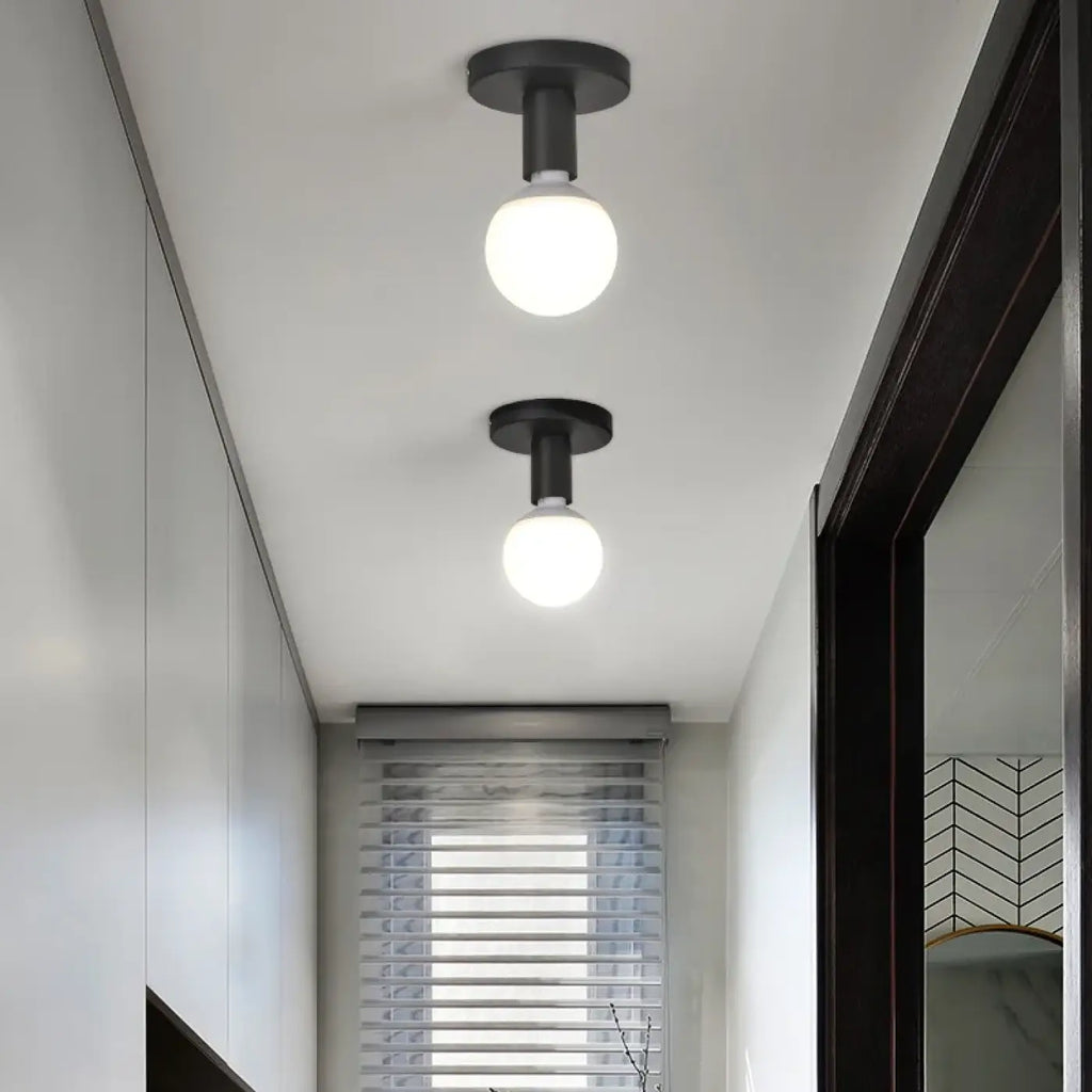 Plafonnier minimaliste noir avec ampoule globe apparente