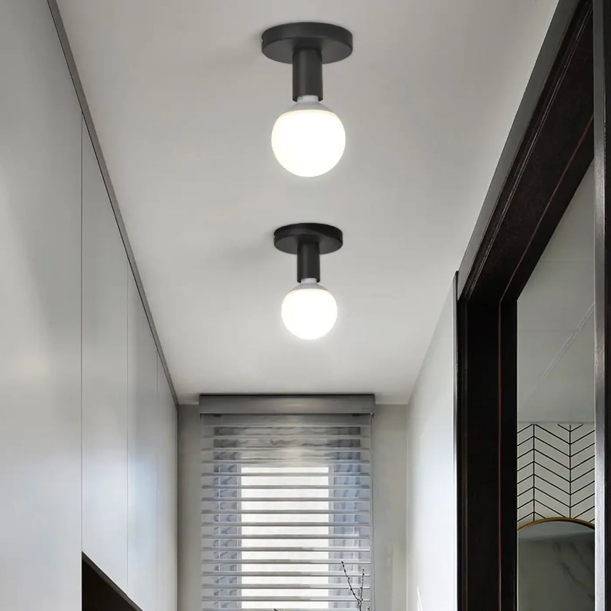 Plafonnier minimaliste noir avec ampoule globe apparente