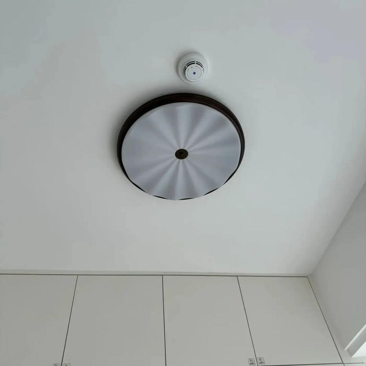 Plafonnier LED en verre ondulé, coloris noir, marron ou blanc