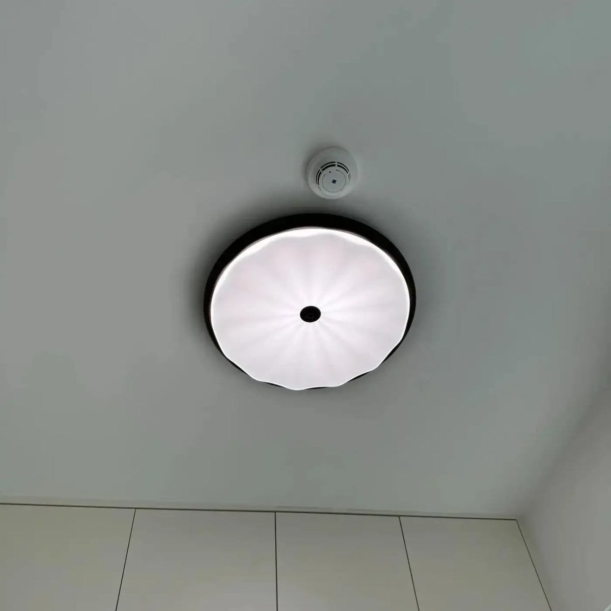 Plafonnier LED en verre ondulé, coloris noir, marron ou blanc
