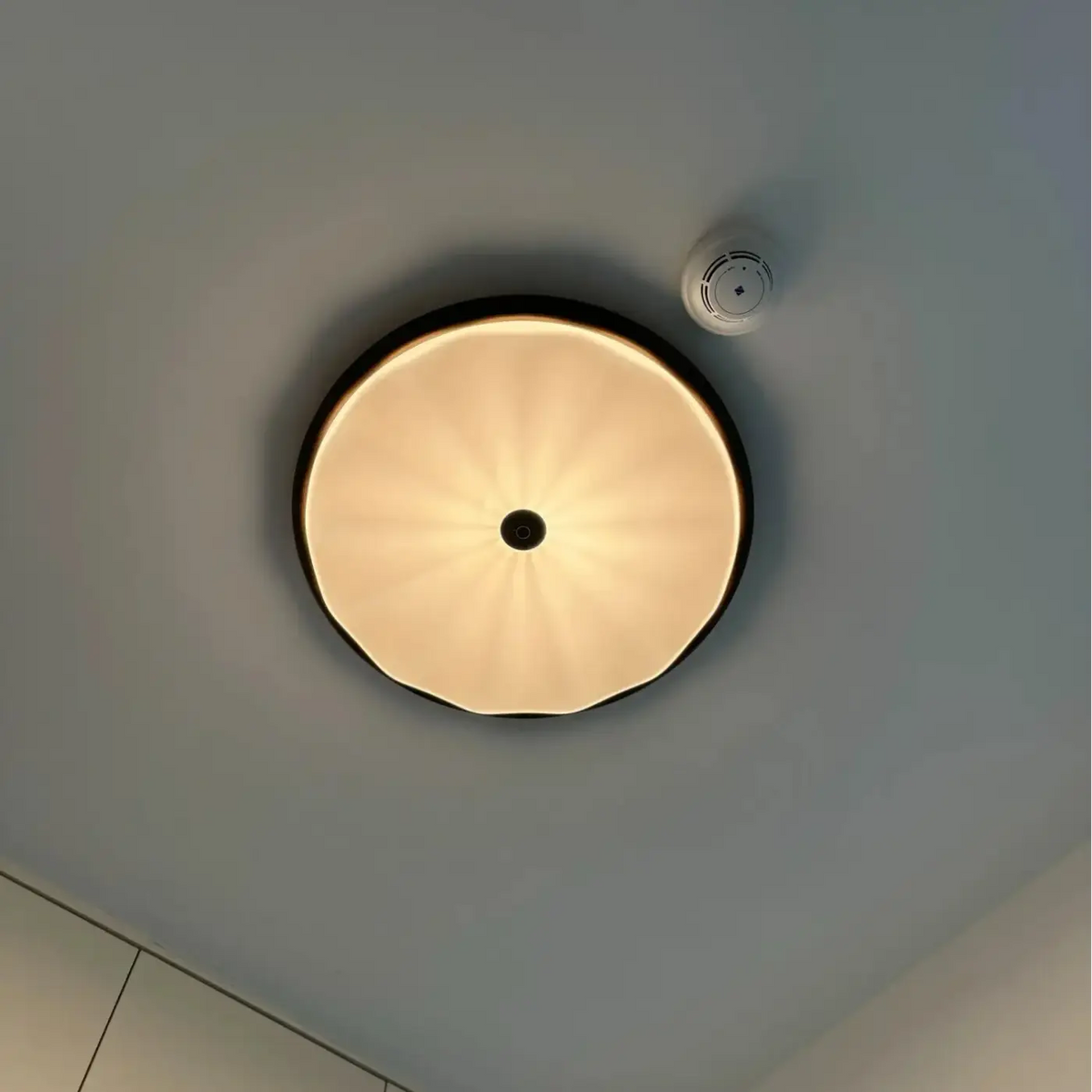 Plafonnier LED en verre ondulé, coloris noir, marron ou blanc