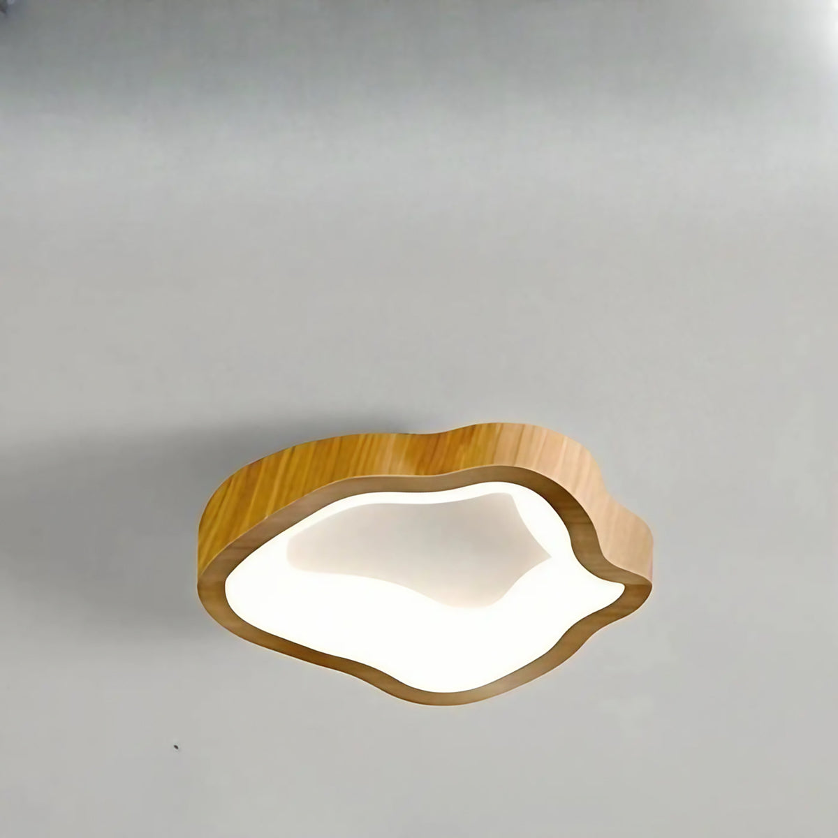 Plafonnier en bois aux formes organiques, six modèles, beige