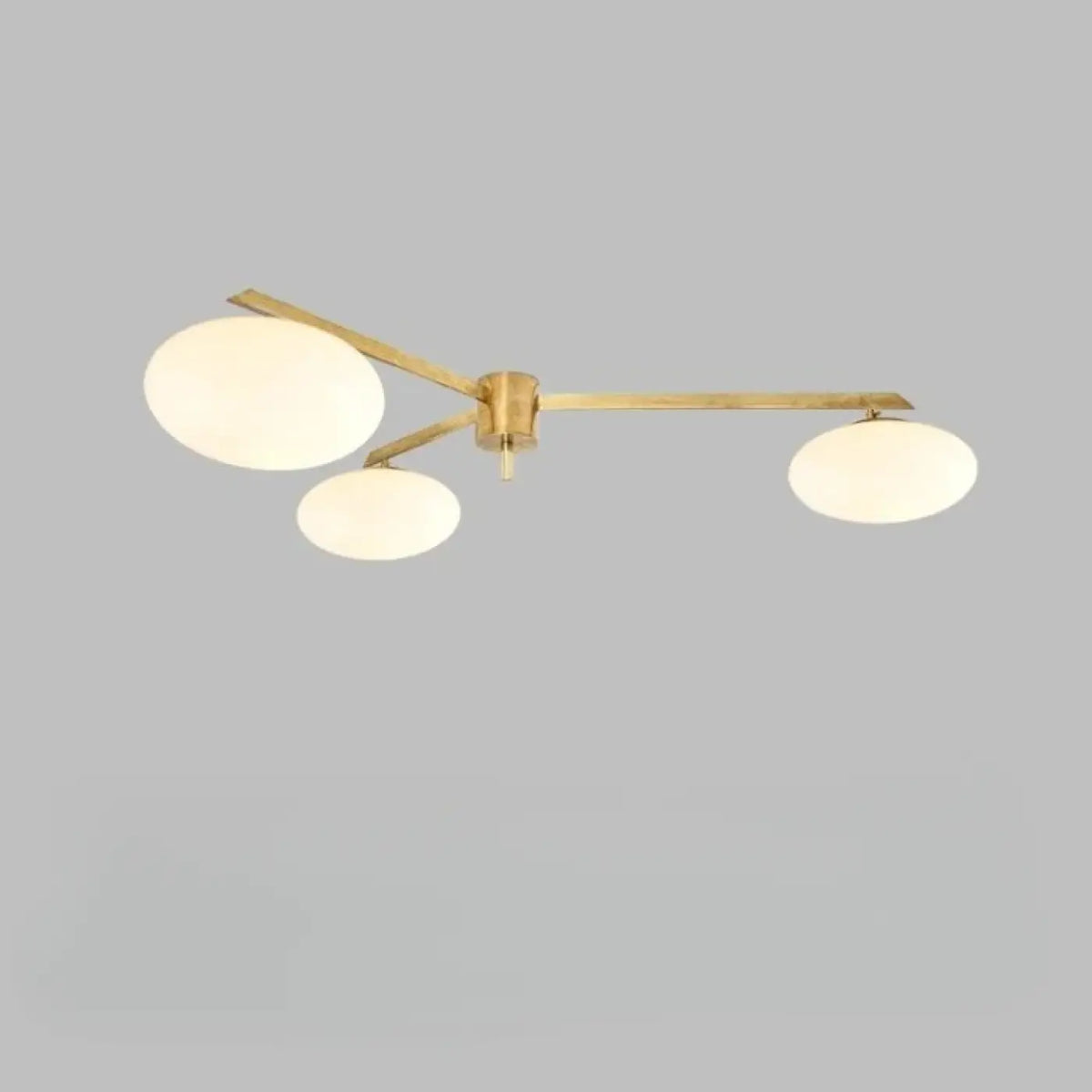 Plafonnier à bras graphiques et diffuseurs en verre blanc, doré