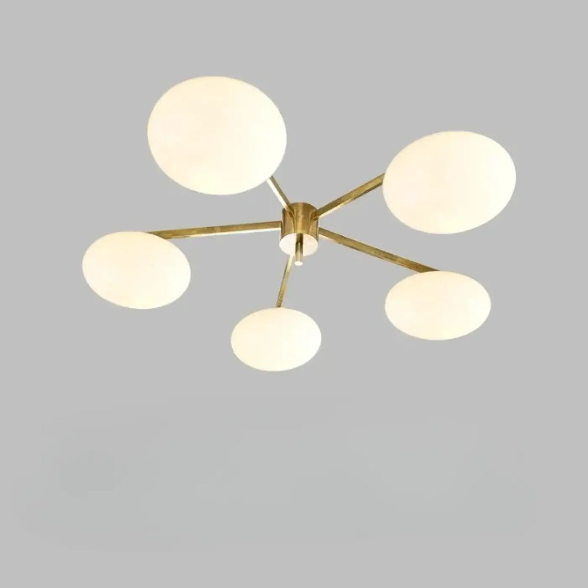 Plafonnier à bras graphiques et diffuseurs en verre blanc, doré