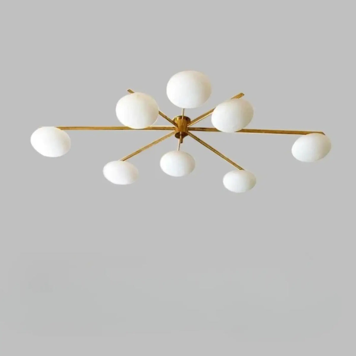 Plafonnier à bras graphiques et diffuseurs en verre blanc, doré