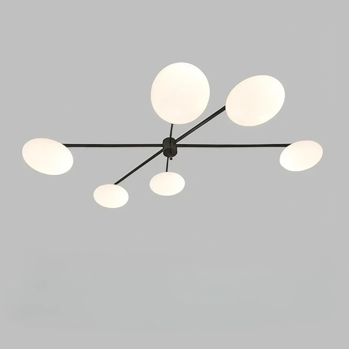 Plafonnier à bras graphiques et diffuseurs en verre blanc, noir