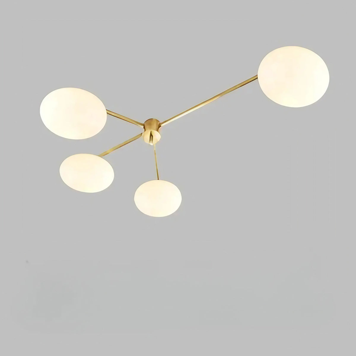 Plafonnier à bras graphiques et diffuseurs en verre blanc, doré