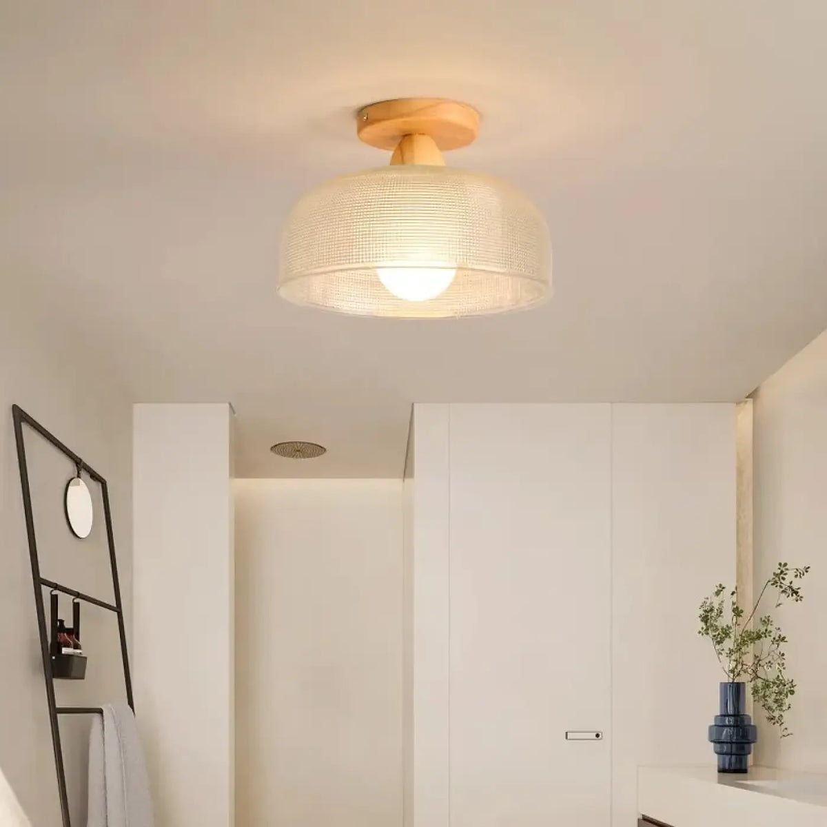 Plafonnier en verre rainuré sur base en bois, quatre modèles