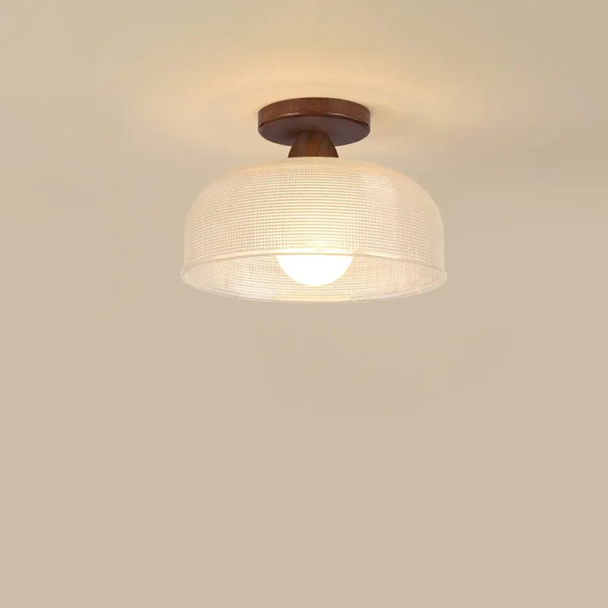 Plafonnier en verre rainuré sur base en bois, quatre modèles