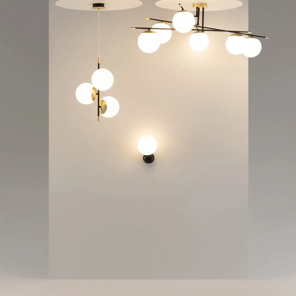Plafonnier XXL à six globes opalins, acier noir et doré, 115 cm