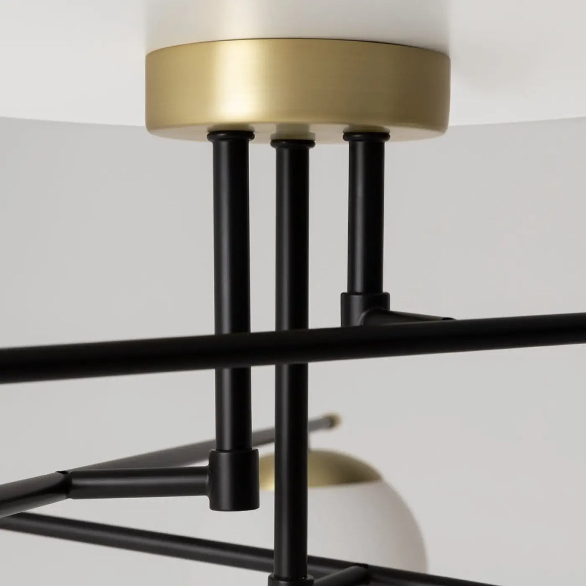 Plafonnier XXL à six globes opalins, acier noir et doré, 115 cm