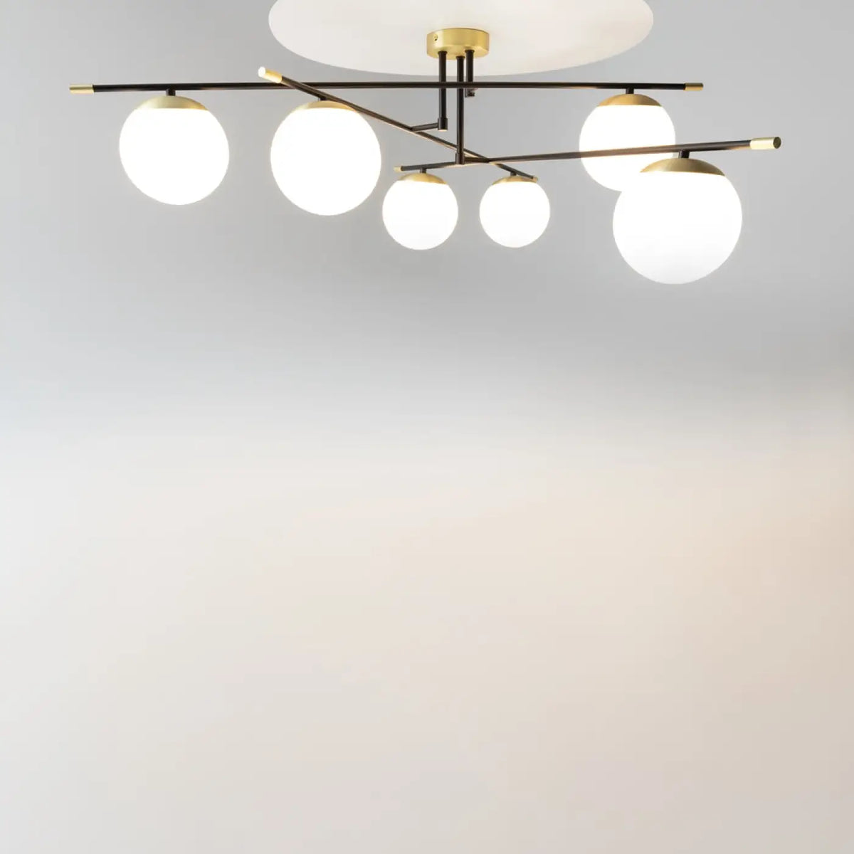 Plafonnier XXL à six globes opalins, acier noir et doré, 115 cm