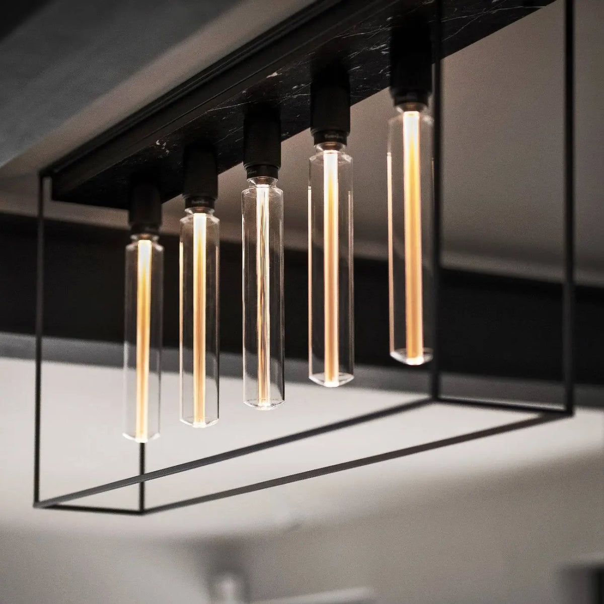 Plafonnier long en cage à 5 ampoules, acier noir et marbre, 110 cm
