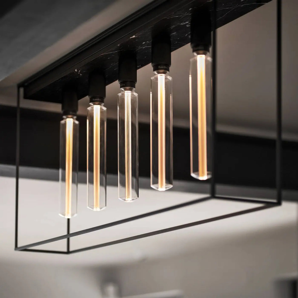 Plafonnier long en cage à 5 ampoules, acier noir et marbre, 110 cm