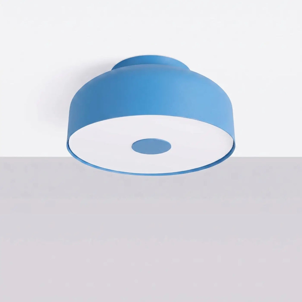 Plafonnier rond en acier coloré à diffuseur laiteux, 4 ampoules, bleu azur