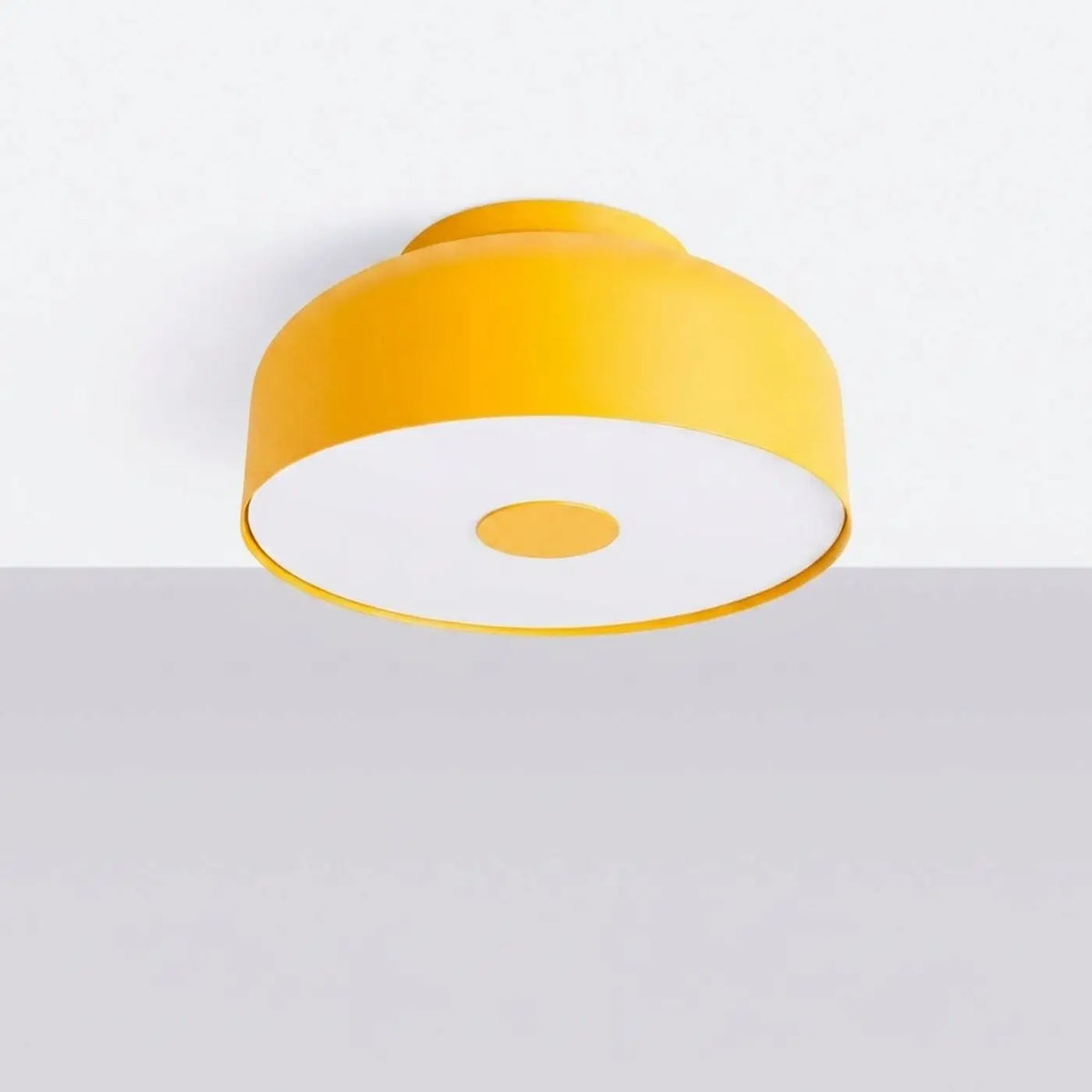 Plafonnier rond en acier coloré à diffuseur laiteux, 4 ampoules, jaune