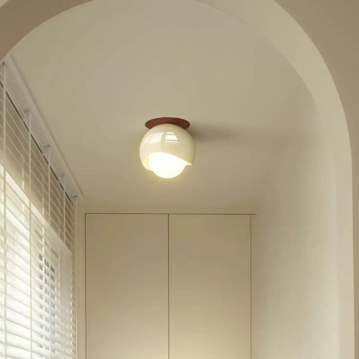Plafonnier rond en verre opalin, rouge ou blanc