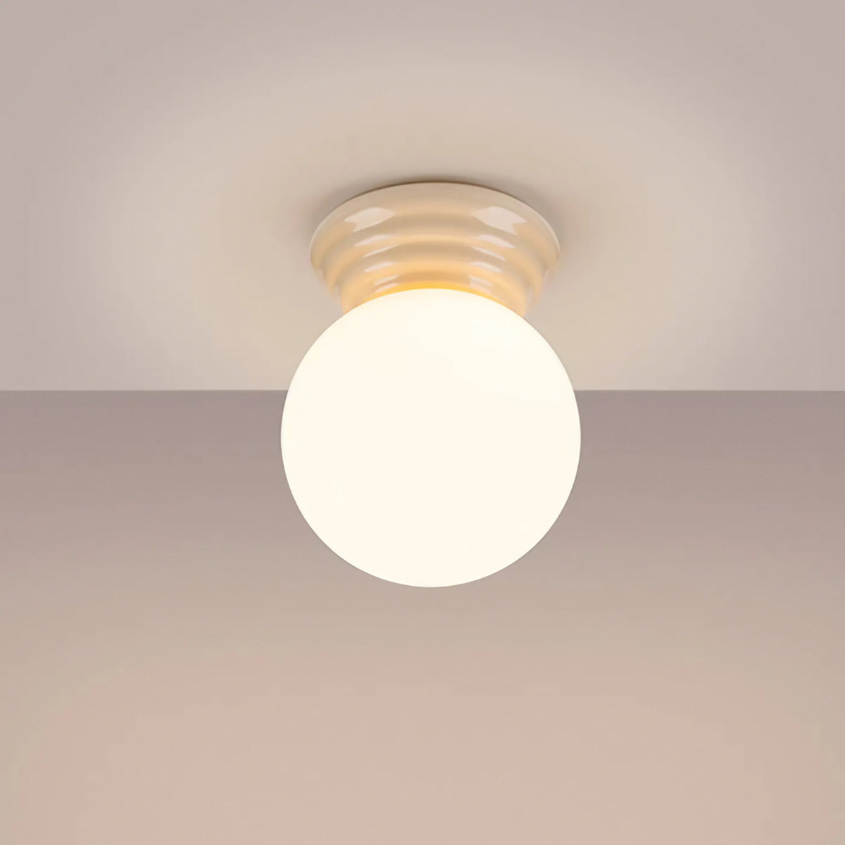 Plafonnier céramique émaillée et globe en verre, IP44, sept couleurs